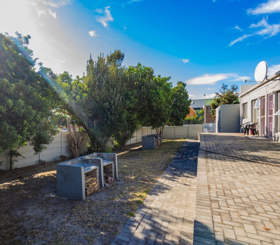 2 Bedroom Property for Sale in Oakglen Western Cape
